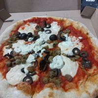 DELICIOSAS 🍕 La Putanessa es mi Favorita... a mi hermana le gusta la margarita y a mi sobrina la que lleva espinaca 🌱🐛 las otras 🙊 at Herbívoro -  Av. Suba in Bogota