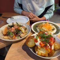 Sałatka z pomidorów z tajską bazylią, labneh i pieczone ziemniaczki at Dust Kitchen in Gdansk