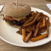 Vegan burger with vegetable chips  at Pizzeria Olivo in Středočeský Kraj