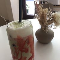 Iced Strawberry Matcha Latte mot Hafermilch   at Ario Coffee Manufactory in Nordrhein-westfalen
