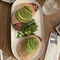 Toast mit Tomate, veganem Aufschnitt und Avocado.  at Urgull Kafe in San Sebastian