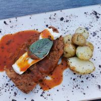 Saltimboca mit Mozzarella und Rosmarienkartoffeln at Villa Vegana in Mallorca