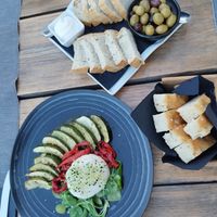 Burrata, focaccia y pan casero con aioli at Villa Vegana in Mallorca
