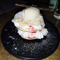 Fresas con nata y helado at Villa Vegana in Mallorca