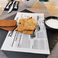 Starter: Homemade Knäckebröd and fresh bread with alioli at Villa Vegana in Mallorca