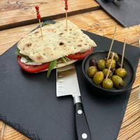 Bester veganer Mozzarella auf selbstgebackenem Focaccia  at Villa Vegana in Mallorca