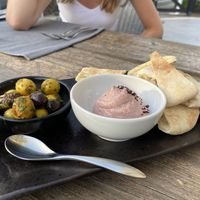 Snacks med hummus og pitabrød at Villa Vegana in Mallorca