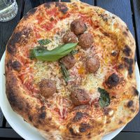 Capizzi Special mit veganem Mozzarella und veganen Meatballs  at Capizzi Napoletana in Dillingen