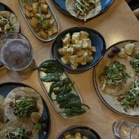 Tacos com tofu, pimentos padrão, banana frita e aipim frito   at Dampha Kitchen in Wien