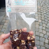 Vegan "Onkelsgodteri" - dark chocolate with nuts and sea salt at Chili Chocolate in Rogaland