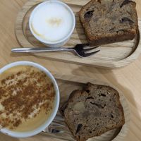 Banana bread, latte macchiato e caffè macchiato at the coffee in Lisbon