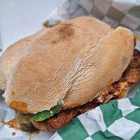 Hoy probamos la nueva torta de no carne enchilada 👌🏻🤤

Pd. Es con seitán delicioso at Plant Neta Cafe in Puebla