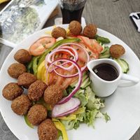 Salade met falafel. Het stokbrood met kruidenboter is niet vegan (deze heb ik aan mijn verloofde gegeven) at Dalheimer Mühle in Nordrhein-westfalen