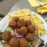 Falafel schotel met frietjes. Mayo is niet vegan at Dalheimer Mühle in Nordrhein-westfalen