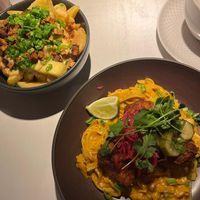 Pommes mit Väsesoße und Räuchertofu sowie frittierter Blumenkohl mit Reisnudeln at Vegan Restoran V in Tallinn