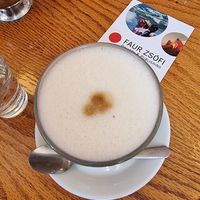 Oatmilk latte at Káli Cool in Kaptalantoti