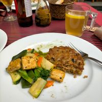 Tofú aux légumes, le plat est copieux at Tast i mes Natural in Barcelona