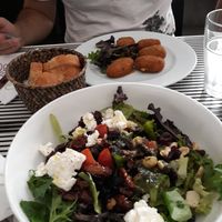 Ensalada con frutos secos y queso y croquetas de verduras at Tast i mes Natural in Barcelona