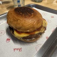 Cheeseburger mit veganem Patty  at LE Burger Shack MAENAM - ARTISAN BURGERS in สุราษฎร์ธานี