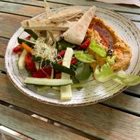 The most amazing hummus with pita bread and crudités at Temple Natura in Mallorca