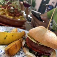 Blue cheese burger with wedges at Temple Natura in Mallorca