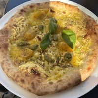 Pizza Pesto i Pomodoro gialli  at volare in Leipzig