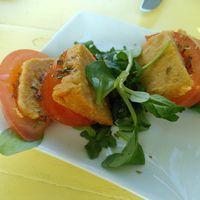 Caprese salade met huisgemaakte kikkererwtkaas at Gare du Nord in Rotterdam