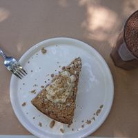 Carrot cake (v + gf) and Xoco smoothie at PURA in San Isidro