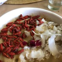Tropical smoothie bowl at PURA in San Isidro