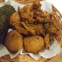Combo de frituras veganas. Samosa, hara bhara kabab, pakoda etc at The Taste of India in Sao Paulo