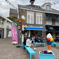 Outside  at scoop ice cream in Maryland