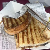 tosta caramelizada sem queijo (cebola caramelizada e cogumelos) muito saborosa   at Bar da Praia do Canto da Areia in Açores