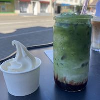 Vegan Frozen Yoghurt und Iced Raspberry Matcha Latte mit Hafermilch 🍵  at Velldone Café in Bad Sackingen