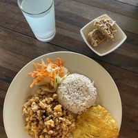 Plato con Carve (soja texturizada), arroz de coco, patacón y ensalada. También me sirvieron una sopa de frijoles.  at Posda Don Ai in Chocó
