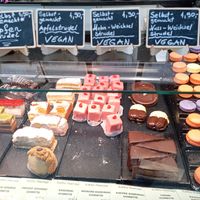 Vegetarian cakes plus three vegan strudel options (apple, poppy seed&walnut, walnut&cherry) at Kaffee Plantage  in Niederösterreich