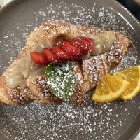 Croissant mit Vanillecreme und Erdbeeren  at Lavanda in Marburg