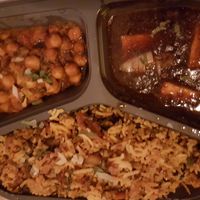 Peshawari Chhole, chili garlic tofu, rijst at Veggiesaurus in The Hague