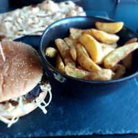 Jackfruit burger woth potato wedges at Veggiesaurus in The Hague
