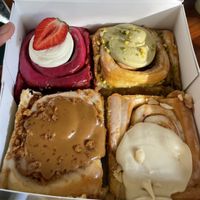 Red Velvet, Pistacio, Spekulatius, Macadamia  at Cinnamood in Spreitenbach