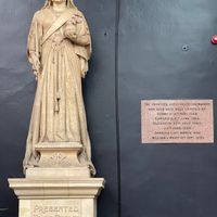 Status of Queen Victoria right next to Ms Earlyns food stall at Ms Earlyn's in Gravesend