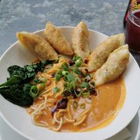 Groentegyozas in a red curry sauce at Het ketelhuis in Noord-brabant