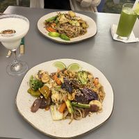 Pad Thai Vegetais (2x), Chá gelado de erva (rechts) cidreira, and Coconut cocktail (links)  at Thai Paraty Matriz in Rio De Janeiro