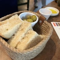 Pain frais et olives 🫒 🌱   at La Cantina in Namur