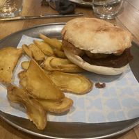 Artichoke burger w/ romesco sauce and tempura-fried onion 😋   at Saona Benicàssim in Comunidad Valenciana