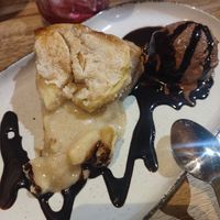 Tarta de manzana con helado at La Verdulera in Cadiz