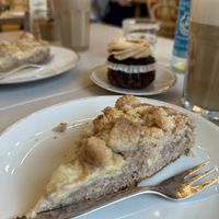 Apfelkuchen, das Törtchen weis ich nicht mehr und Latte Macchiato   at Herr Max in Hamburg