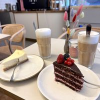 Semi naked cake (meins) und Käsekuchen (vegetarisch) mit Latte Macchiato   at Herr Max in Hamburg