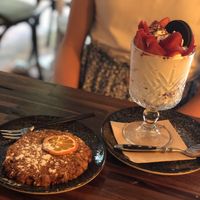 Oats-citrus cookie + Gitana (cream, strawberry, Oreo)  at Bubita Bar in Barcelona