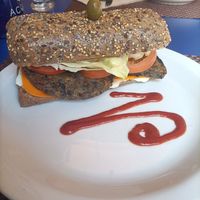 Burger di funghi con formaggio e maionese vegani at Veganda in Padua