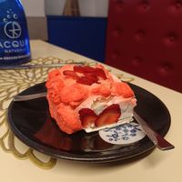 Torta con crema e fragole at Veganda in Padua